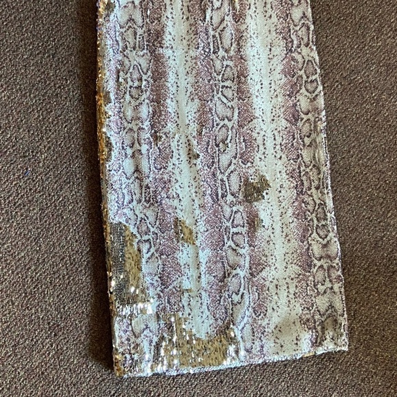 LE Superbe Pencil Skirt In Snakeskin Design And Gold Sequins. C’est Magnifique! - Picture 2 of 6